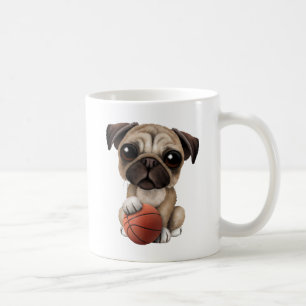 バスケットボールと遊んでいるかわいいパグの小犬 コーヒーマグカップ