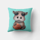 バスケットボールと遊んでいるかわいいベビーのカバ クッション (裏面)