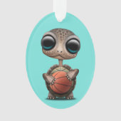 バスケットボールと遊んでいるかわいいベビーのカメ オーナメント (正面)