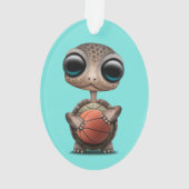 バスケットボールと遊んでいるかわいいベビーのカメ オーナメント (裏面)
