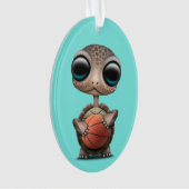 バスケットボールと遊んでいるかわいいベビーのカメ オーナメント (正面)