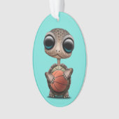 バスケットボールと遊んでいるかわいいベビーのカメ オーナメント (正面)