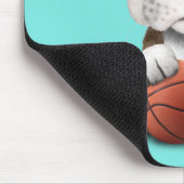 バスケットボールと遊んでいるイギリスのブルドッグの子犬 マウスパッド (コーナー)