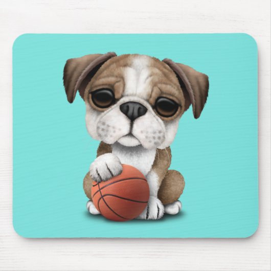 バスケットボールと遊んでいるイギリスのブルドッグの子犬 マウスパッド (正面)