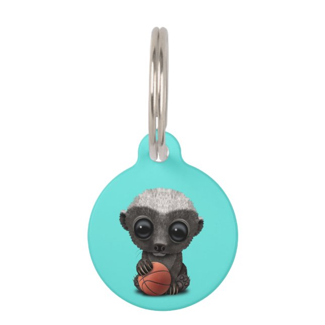 バスケットボールと遊んでいるベビーのラーテル ペット　ネームタグ (正面)