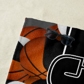 バスケットボールのカスタム多くのチーム名白黒 ビーチタオル (インサイチュ)