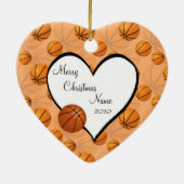 バスケットボールのクリスマスのハートのオーナメント セラミックオーナメント (裏面)