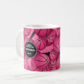 バスケットボールのコーチ名スポーツシーズン記念ピンク コーヒーマグカップ (正面左)