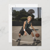 バスケットボールのコートの十代の少年 ポストカード (正面/裏面)