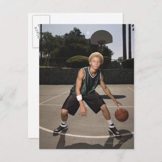 バスケットボールのコートの十代の少年 ポストカード (正面/裏面)