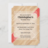 バスケットボールのジャージーがコートの誕生日パーティーで赤 招待状 (裏面)