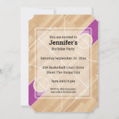 バスケットボールのジャージーがコートバースデーパーティーのマゼンタ 招待状 (裏面)