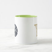 バスケットボールのフープとブルーボールを愛する マグカップ (中央)