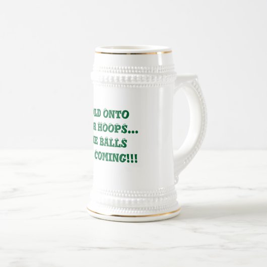 バスケットボールのフープにしっかりつかまれ バスケットボールユーモアマグ ビールジョッキ (正面右)