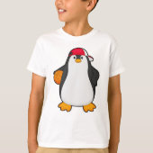 バスケットボールのボールを持つバスケットボール選手としてのペンギン Tシャツ (正面)