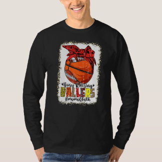 バスケットボールの両方のサッカー忙しのママ Tシャツ