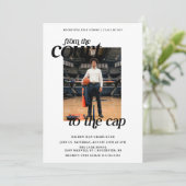 バスケットボールの卒業式の白いコートを帽子に 招待状 (スタンド正面)