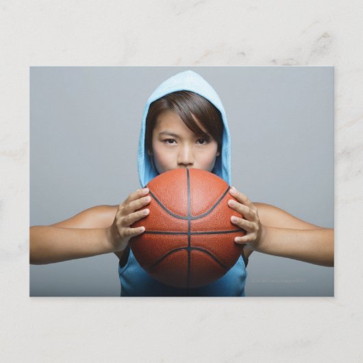 バスケットボールの女の子がカメラを見ている ポストカード (正面)