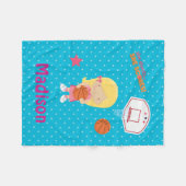 バスケットボールの女の子の青い水玉模様のたがのバスケットボール フリースブランケット (正面(横))