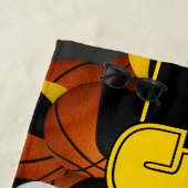 バスケットボールの女の子や男の子チームの多くの黒い金ゴールド ビーチタオル (インサイチュ)