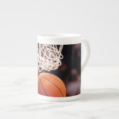 バスケットボールの得点 ボーンチャイナマグカップ (正面右)