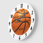 バスケットボールの白と黒の時計(プレイヤー名あり) ラージ壁時計 (傾斜)