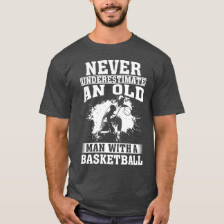 バスケットボールの老人を決して過小評価しない Tシャツ