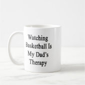 バスケットボールの観戦は私のパパのセラピー コーヒーマグカップ (左)