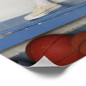 バスケットボールの近くのベンチにチアリーダーが立っていた。 ポスター (角)