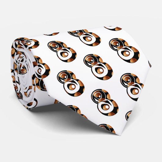 バスケットボールの選手がバスケットボールで8位だ。 ネクタイ (ロール)