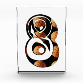 バスケットボールの選手がバスケットボールで8位だ。 フォトブロック (正面)