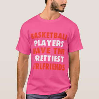 バスケットボールの選手はガールフレンドかわいらしを持つ Tシャツ