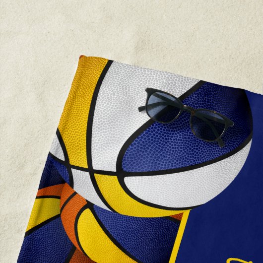 バスケットボールの青い金ゴールドチームカラーの多く ビーチタオル (インサイチュ)