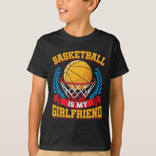 バスケットボールは私のガールフレンドのバスケットボール選手だ Tシャツ