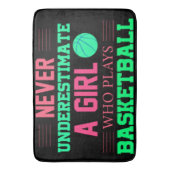 バスケットボールをする女の子を決して過小評価しな遊いこと バスマット (正面縦)