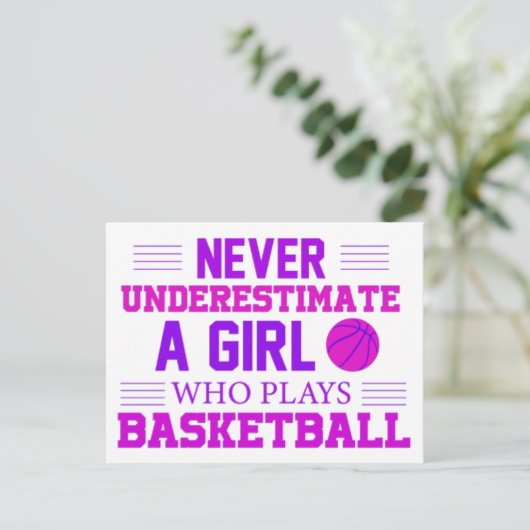 バスケットボールをする女の子を決して過小評価しな遊いこと ポストカード (スタンド正面)
