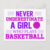 バスケットボールをする女の子を決して過小評価しな遊いこと ポストカード (正面)