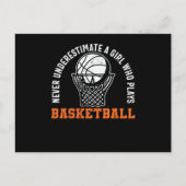 バスケットボールをする女の子を決して過小評価しな遊い ポストカード (正面)