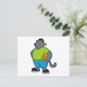 バスケットボールを持ったバスケットボール選手の猫 ポストカード (スタンド正面)