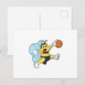 バスケットボールを持つバスケットボール選手としての蜂 ポストカード (正面/裏面)