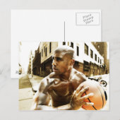 バスケットボールを持つ若者 ポストカード (正面/裏面)