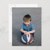 バスケットボールアウトドアの少年のポートレート ポストカード (正面/裏面)