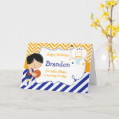 バスケットボールキュートブラックヘアボーイバースデーパーティー カード (黄色い花)