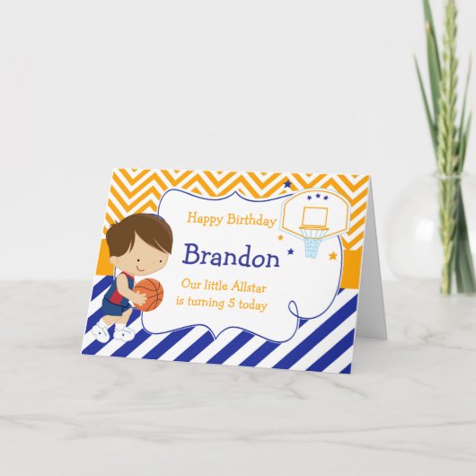 バスケットボールキュートブルネットヘアボーイバースデーパーティー カード (正面)