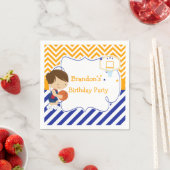 バスケットボールキュートブルネットヘアボーイバースデーパーティー スタンダードカクテルナプキン (インサイチュ)