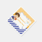 バスケットボールキュートブルネットヘアボーイバースデーパーティー スタンダードカクテルナプキン (角)