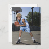 バスケットボールコートの10代の少年2 ポストカード (正面/裏面)