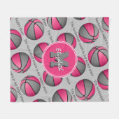 バスケットボールコートは私の幸せな場所ピンクグレー フリースブランケット (正面(横))