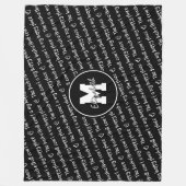 バスケットボールコートhappy place白黒ANYカラー フリースブランケット (正面)