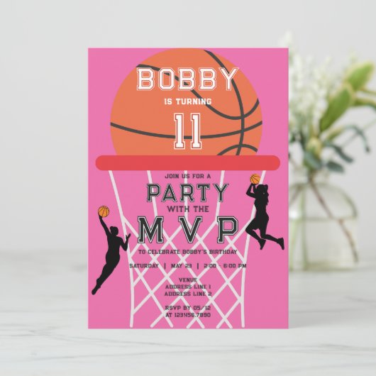 バスケットボールスポーツジャンプマンピンクウーマンガール誕生日 招待状 (スタンド正面)